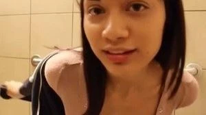 Agiesta Lagi Di Toilet